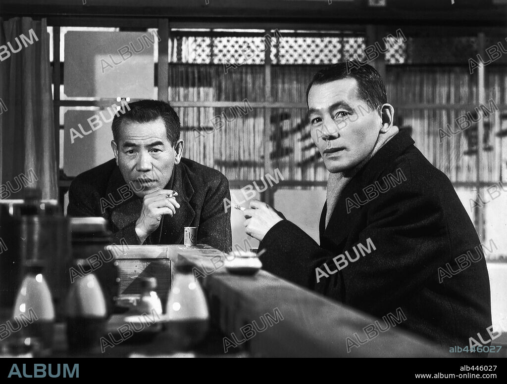 CHISHU RYU y EIJIRO TONO en BUENOS DÍAS, 1959 (OHAYO), dirigida por YASUJIRO OZU. Copyright SHOCHIKU FILMS.