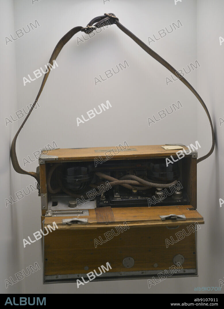Guerra Civil Española (1936-1939). Teléfono de campaña, h. 1936. Fabricación italiana. Madera, metal y baquelita. Museo del Ejército. Toledo. España.