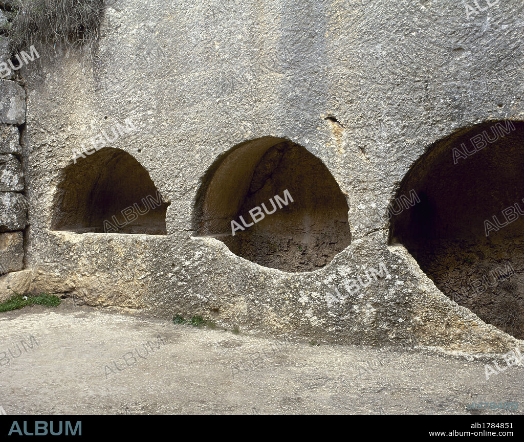 Siria. Basílica de San Simeón (Qala-at Samaan), alrededores de Alepo. Consta de cuatro basílicas independientes, dispuestas en forma de cruz alrededor de la columna sobre la que el místico pasó gran parte de su vida. El edificio se comenzó a edificar tras la muerte de San Simeón el Estilita en el año 459 d.C. Nichos de la capilla funeraria. (Fotografía tomada antes de la guerra civil siria).