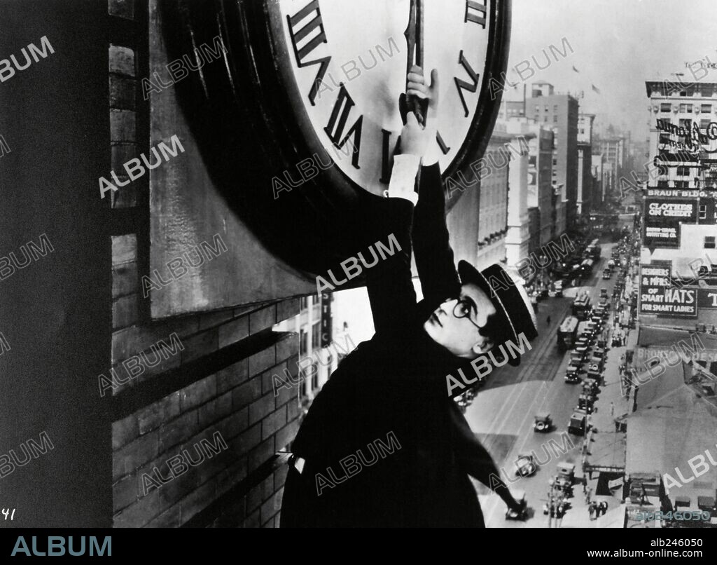 HAROLD LLOYD en EL HOMBRE MOSCA, 1923 (SAFETY LAST), dirigida por FRED NEWMEYER. Copyright HAL ROACH/PATHE EXCHANGE.