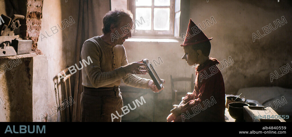 FEDERICO IELAPI y ROBERTO BENIGNI en PINOCHO, 2019 (PINOCCHIO), dirigida por MATTEO GARRONE. Copyright ARCHIMEDE/ RAI CINEMA/ LE PACTE/ RPC.