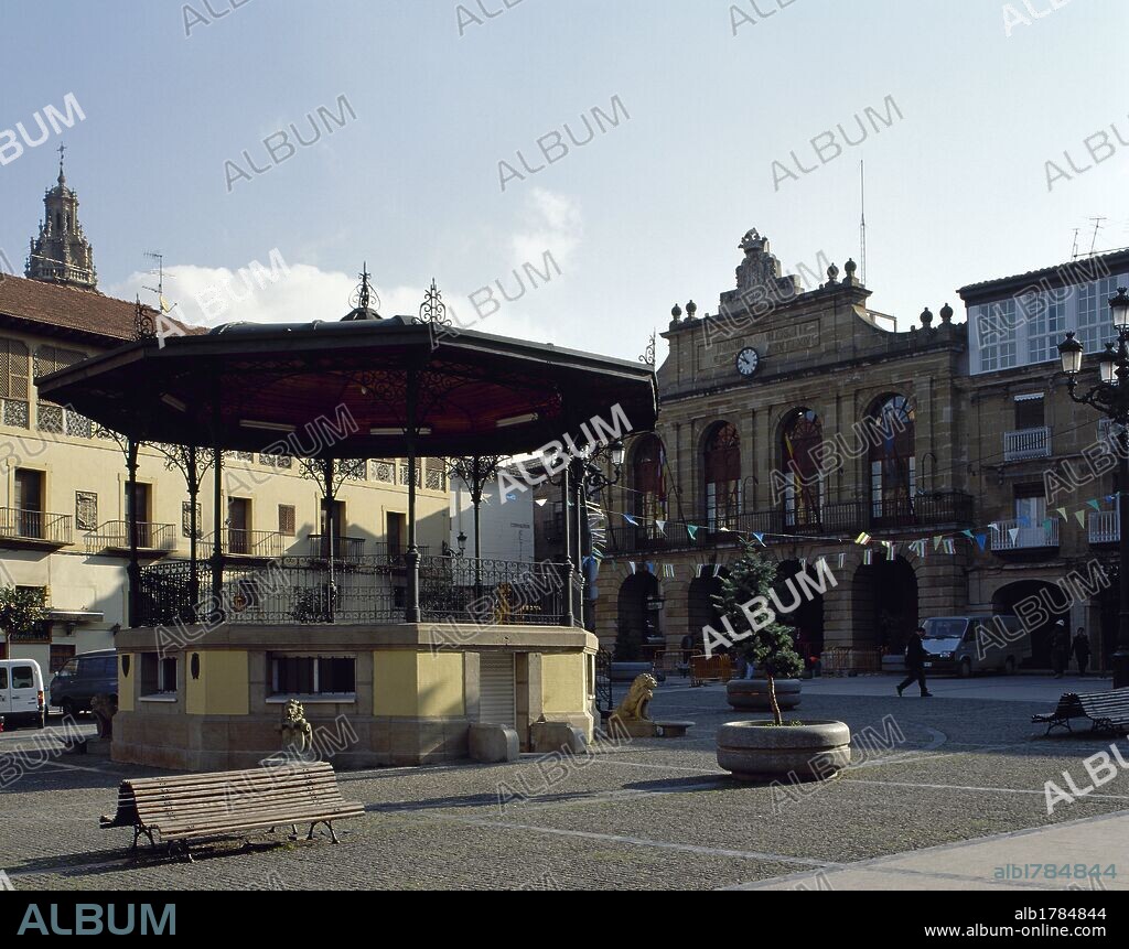 LA RIOJA. HARO. Vista del templete musical en la PLAZA DE LA PAZ. Al fondo, el edificio neoclásico (1769) del Ayuntamiento. España.