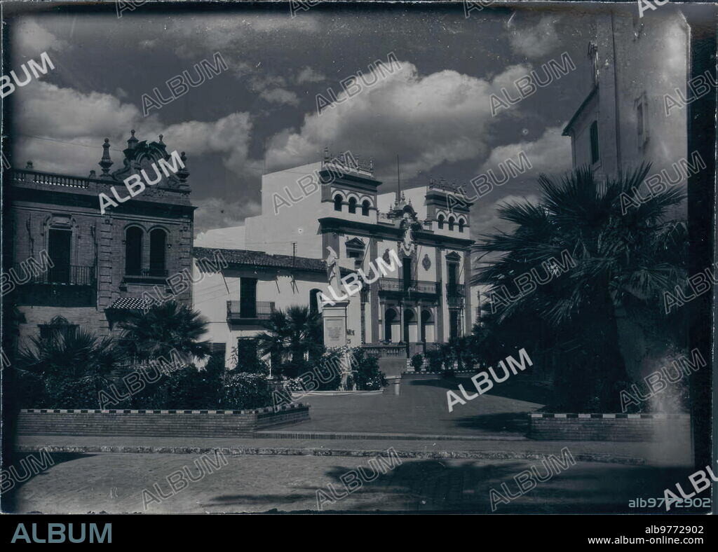 1940. Plaza de José Antonio, in La Palma del Condado (Huelva). In the background the town hall.
