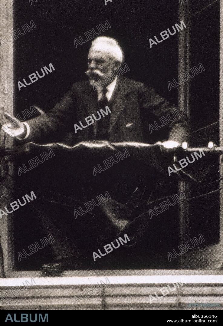 PABLO IGLESIAS POSSE EN LA INAGURACION DE LA CASA DEL PUEBLO EN LA CALLE PIAMONTE, 1908.