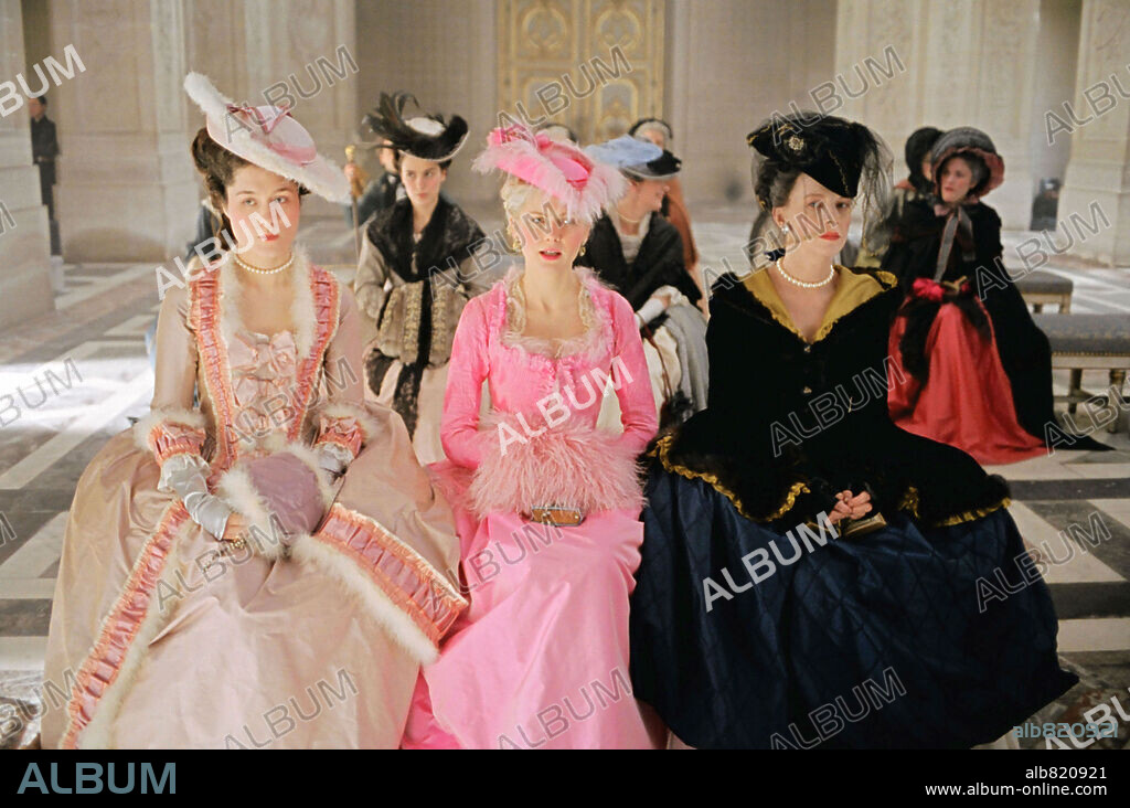 JUDY DAVIS, KIRSTEN DUNST und MARY NIGHY in MARIE ANTOINETTE, 2006, unter der Regie von SOFIA COPPOLA. Copyright COLUMBIA PICTURES CORPORATION/AMERICAN ZOETROPE / JOHNSON, LEIGH.