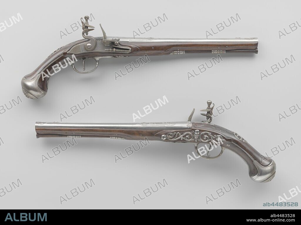 Flint gun, Part of a couple. The lock plate is engraved with a leaping lion and a signature. The barrel is engraved and carved in relief with, among other things, a goose, a ridge runs across the top, marked on the back with the arms of Utrecht. The flask has been cut with, accolade. The iron fittings consist of, an open-worked thumb plate, a symmetrical screw plate of curls in the shape of a snake on either side of a mask, and a flask with a grotesque mask on the bottom with a small mask on the chin, the loading stick has an iron cap., Barend Penterman, Utrecht, 1710 - 1715, iron (metal), cutting, l 50.2 cm h 17 cm × d 6 cm l 32.9 cm d 15.5 mm.