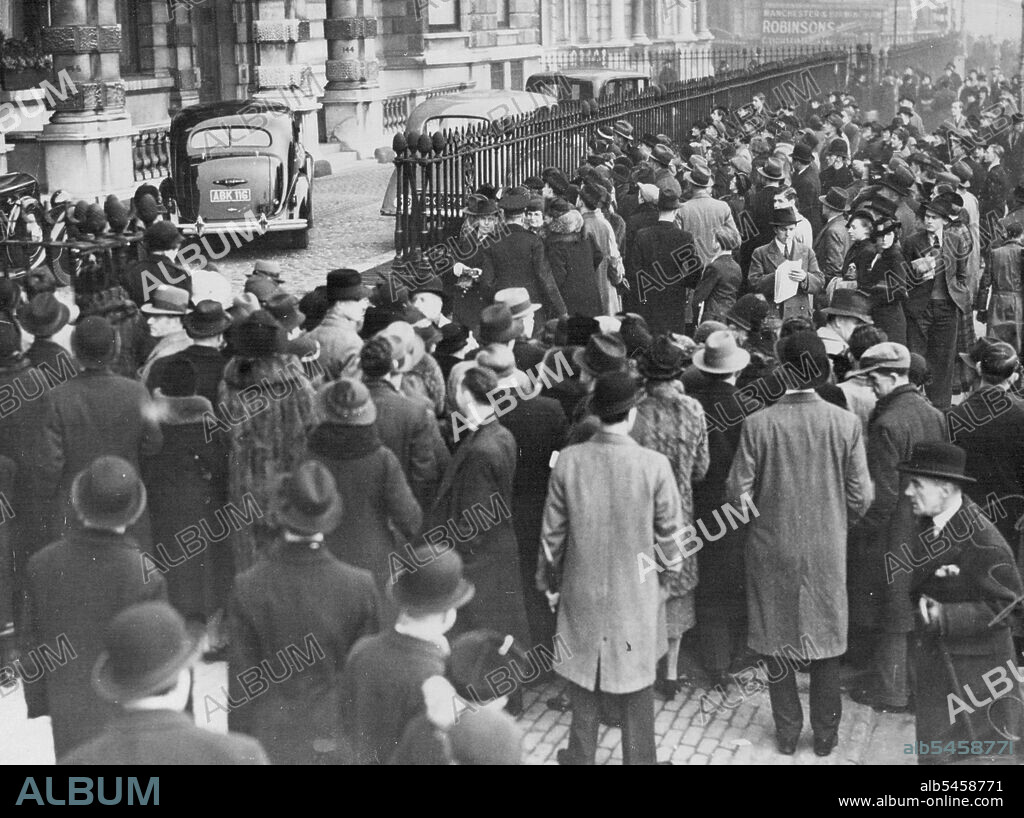 Huge Crowds Wait T0 Get Glimpse Of King - To - BePhoto Shows:- The Crowd which waited at the Gates of No. 145, Piccadilly, the home of the Duke and Duchess of York, who will be king and Queen of England Tomorrow December 12.The duke of York will be proclaimed King George VI. At four points in London tomorrow. Today his house in Piccadilly was the center of attraction for huge crowds who waited patiently for a glimpse of the King - to - be, the Duchess of York,  who will be Queen Elizabeth, and other important persons connected with present events. January 04, 1937. (Photo by Associated Press Photo).