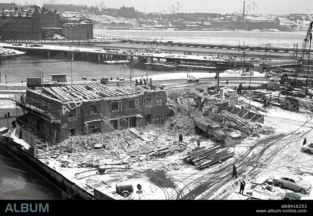 STOCKHOLM 1966-02-28.. Rivning av kaféet Tysta Mari på Tegelbacken. Foto: Bengt Almquist / DN / TT / Kod: 1. ** SvD OUT **.