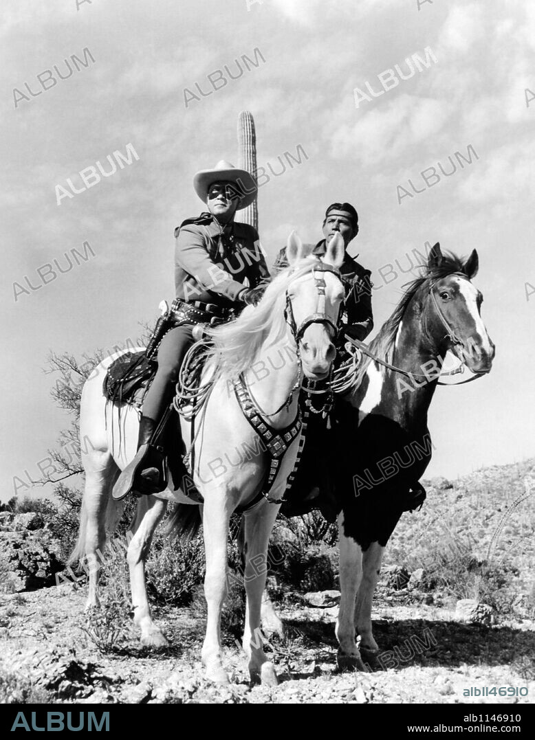 CLAYTON MOORE y JAY SILVERHEELS en EL LLANERO SOLITARIO Y LA CIUDAD PERDIDA DE ORO, 1958 (THE LONE RANGER AND THE LOST CITY OF GOLD), dirigida por LESLEY SELANDER. Copyright UNITED ARTISTS.