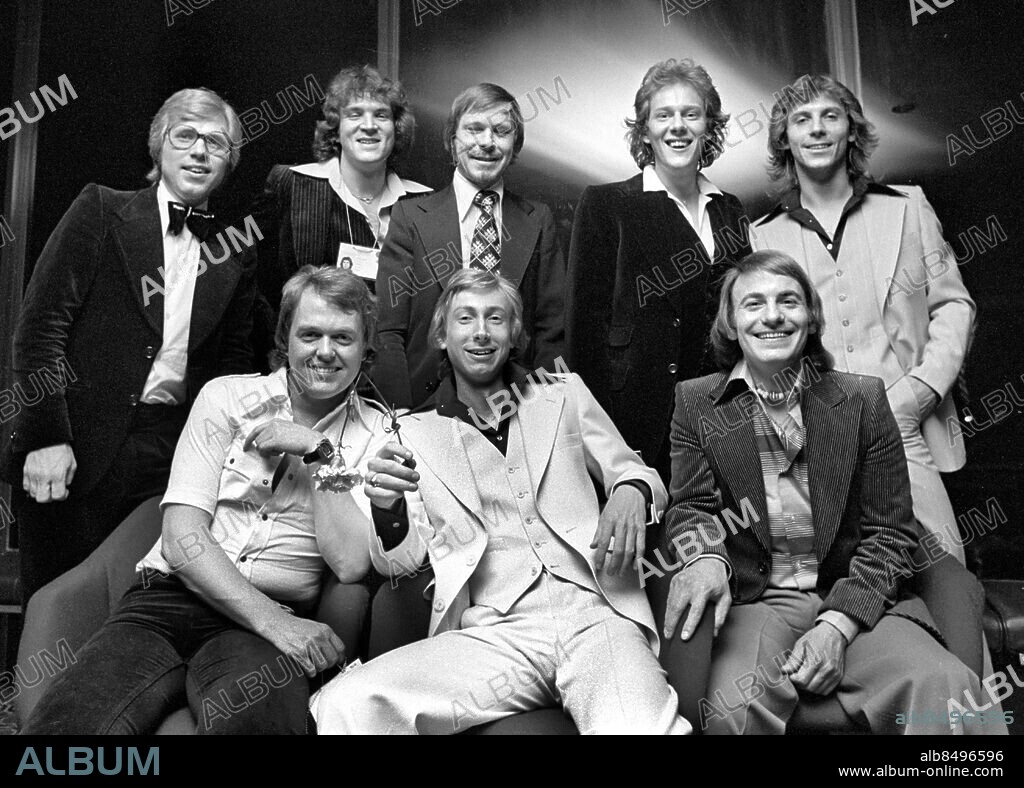 ARKIV 19770508. Svenska musikgruppen Forbes poserar efter sitt framträdande i Eurovision Song Contest 1977 i London, Storbritannien där man framförde Sveriges bidrag "Beatles". Forbes slutade på sista plats.. Stående fr. v: Anders Berglund, dirigent, Anders Hector, Sven Olof Bagge, textförfattare till Sveriges bidrag, Peter Forbes och Chino Mariano. Sittandes fr. v: Claes Bure, Peter Björk och Roger Capello.. Foto: Bernt Claesson / XP / SCANPIX / Kod: 8. **AFTONBLADET OUT**.