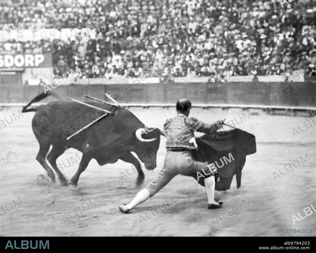 Barcelona, 07/07/1912. Corrida de toros de la ganadería de Salas. Rafael Gómez «el Gallo», en un doblón.