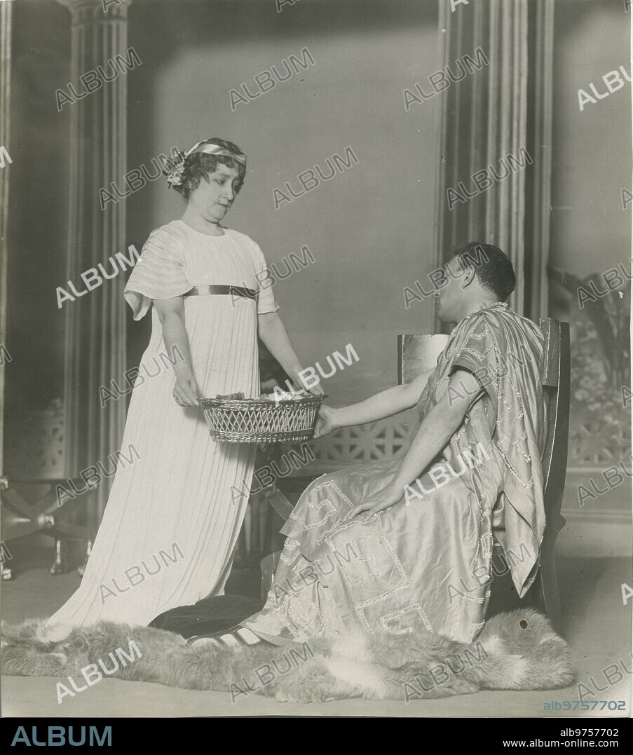Madrid, 03/12/1909. Estreno en el Teatro Español. La señora Carmen Cobeña (Corines) y el Sr. Ricardo Calvo (Lisipo) en una escena del primer acto de «La esclava» del Sr. Federico Oliver Crespo.