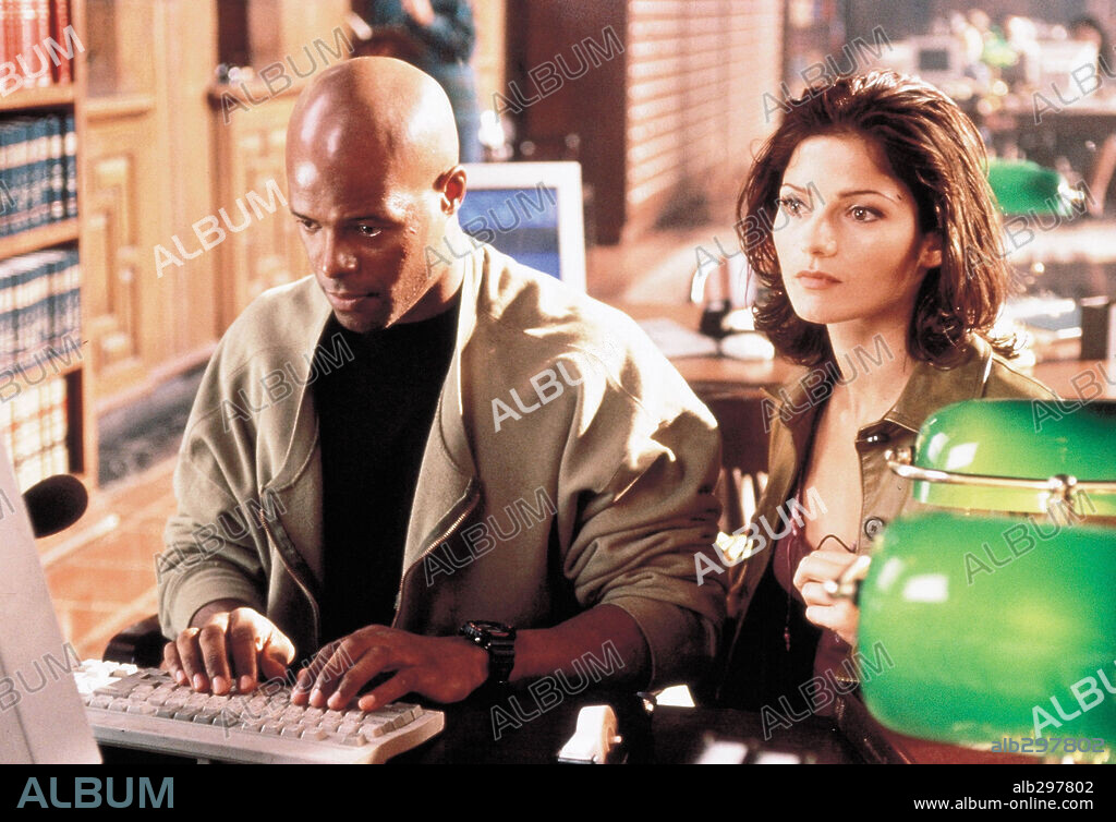 JILL HENNESSY and KEENEN IVORY WAYANS in MOST WANTED, 1997, directed by DAVID GLENN HOGAN. Copyright NEW LINE CINEMA.