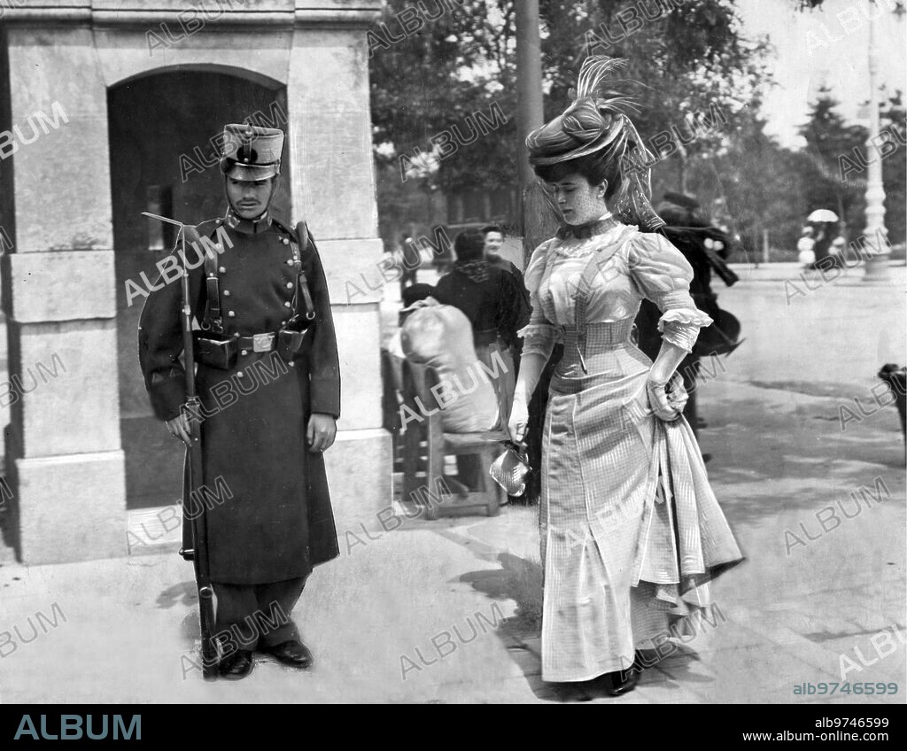 Junio 1907. Soledad Villafranca, la amiga de Mateo Morral, Entrando en la cárcel modelo de Madrid para visitar A Francisco Ferrer guardia.