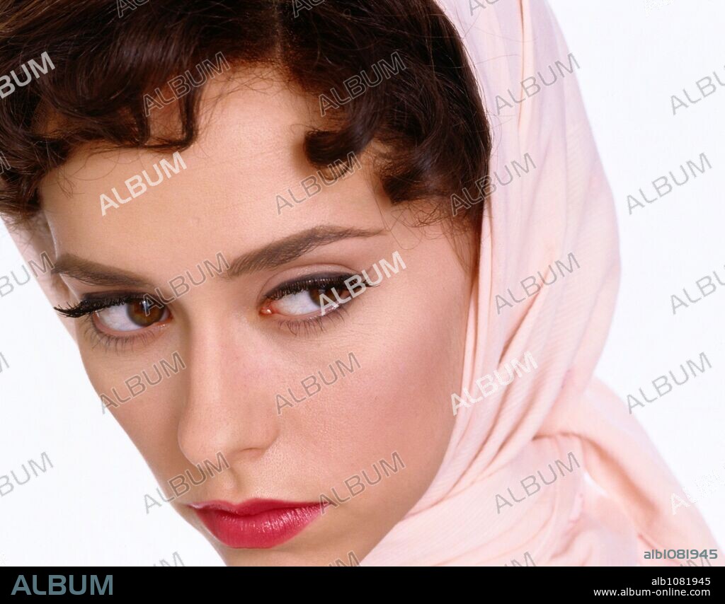 JENNIFER LOVE HEWITT in THE AUDREY HEPBURN STORY, 2000, directed by STEVEN ROBMAN. Copyright ENDEMOL ENTERTAINMENT / ECCLES, ANDREW.