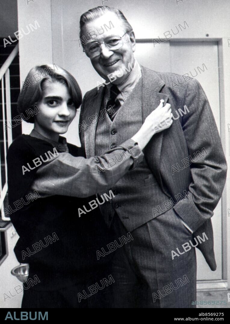 ARKIV 841118 - Arne Larsson (th), som var den förste i världen att få en pacemaker inopererad 1958, träffar 14-åriga Cecilia Brandenfeldt, yngsta medlemmen i hjärtklubben "Viking", 18 november 1984. Foto: Annchi Erikes Kod: 56 . COPYRIGHT PRESSENS BILD.