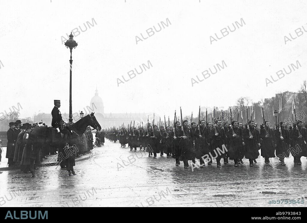 1914. Military ceremony in Paris. The Troops Parading before General Michel, governor of Paris, on the esplanade of the Invalides, after the solemn Presentation of Decorations Verified A Few Days Ago.