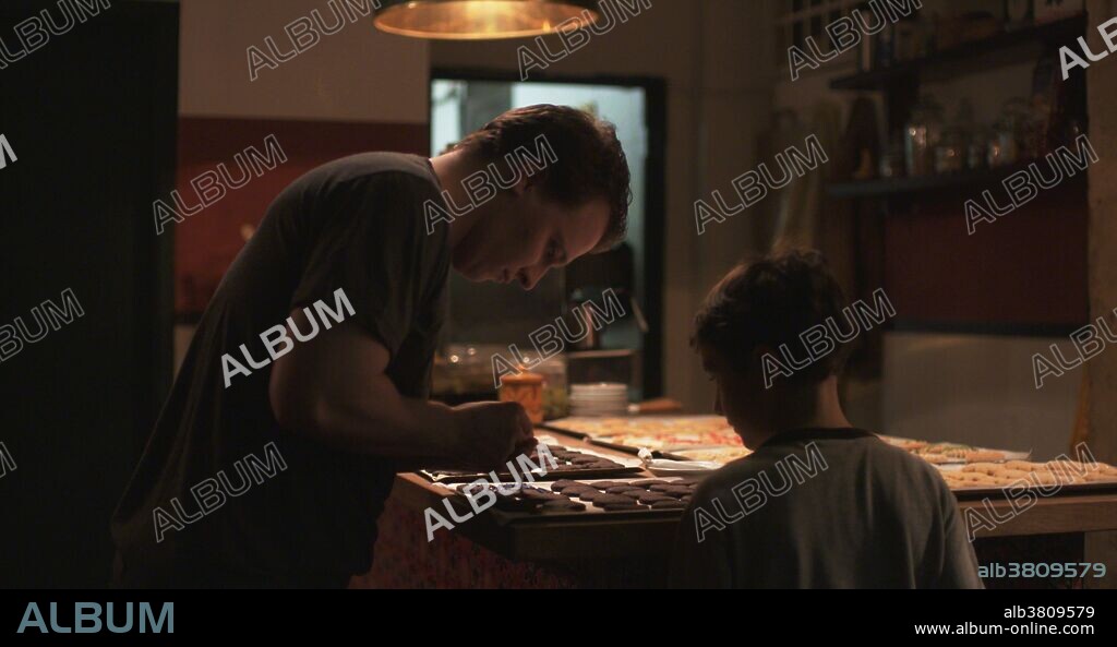 TAMIR BEN YEHUDA and TIM KALKHOF in THE CAKEMAKER, 2017, directed by OFIR RAUL GRAIZER. Copyright Film Base Berlin / Laila Films.