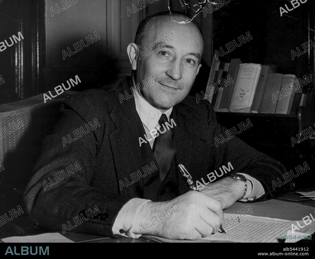 New British Ambassador - Today's picture at the Foreign Office, of the new British ambassador to Yugoslavia, Sir Frank Roberts. He succeeds Sir Ivo Mallet, who has been appointed to Madrid, Sir Frank is 46, and was a Deputy Under-Secretary of State at the Foreign Office. August 18, 1954. (Photo by Central Press Photos Ltd.).