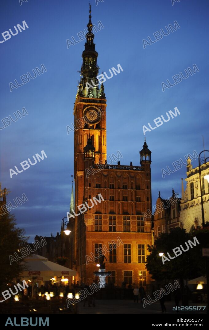 POLONIA. GDANSK. Edificio del Ayuntamiento (Ratusz), construido en el siglo XIV. Destaca su alta torre. Vista nocturna. Europa.