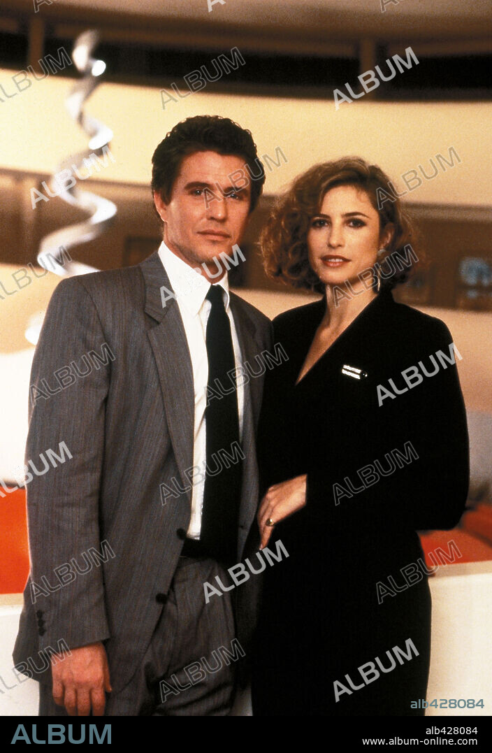 MIMI ROGERS and TOM BERENGER in SOMEONE TO WATCH OVER ME, 1987, directed by RIDLEY SCOTT. Copyright COLUMBIA PICTURES.