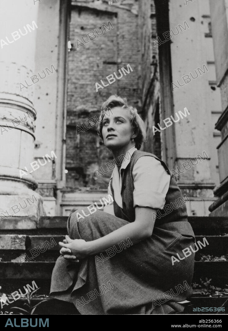 MAI ZETTERLING in A PRIZE OF GOLD, 1955, unter der Regie von MARK ROBSON. Copyright COLUMBIA PICTURES.