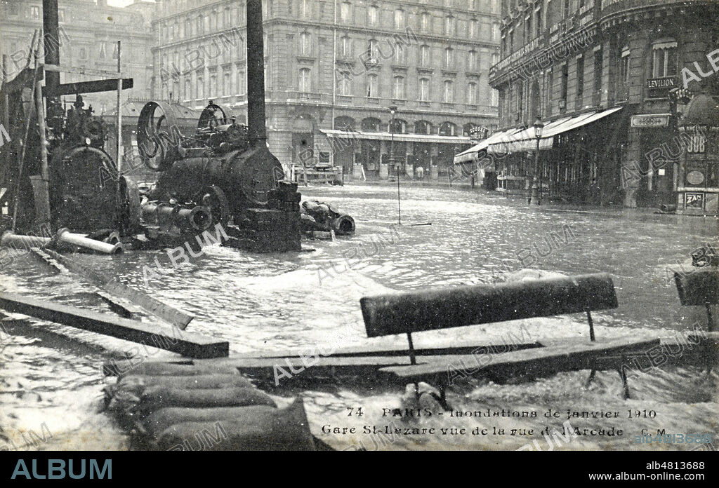 'Paris. Inondations de janvier 1910. Gare Saint-Lazare vue de la rue de l'Arcade'. Carte postale vers 1910. Credit : IM/KHARBINE-TAPABOR.