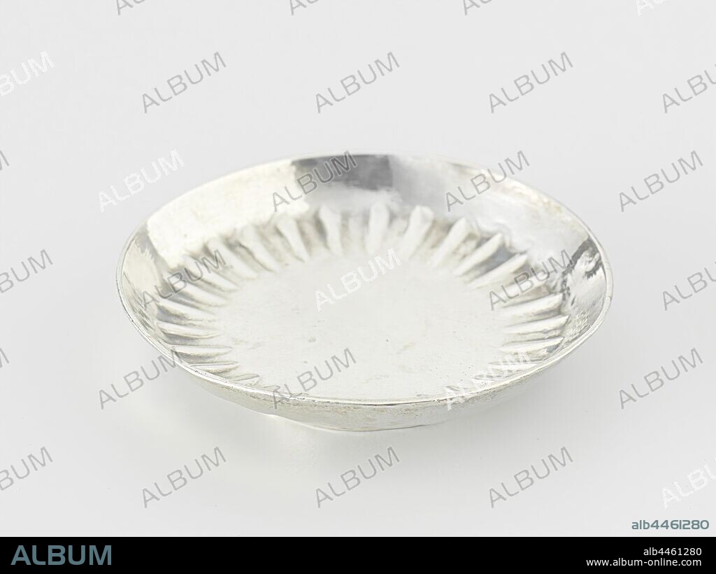 Dish, Round, ribbed dish on a stand ring. The dish is marked: stk. = Amsterdam and an illegible maker's mark., anonymous, Amsterdam, 1730, silver (metal), d 3.3 cm × w 6 gr.