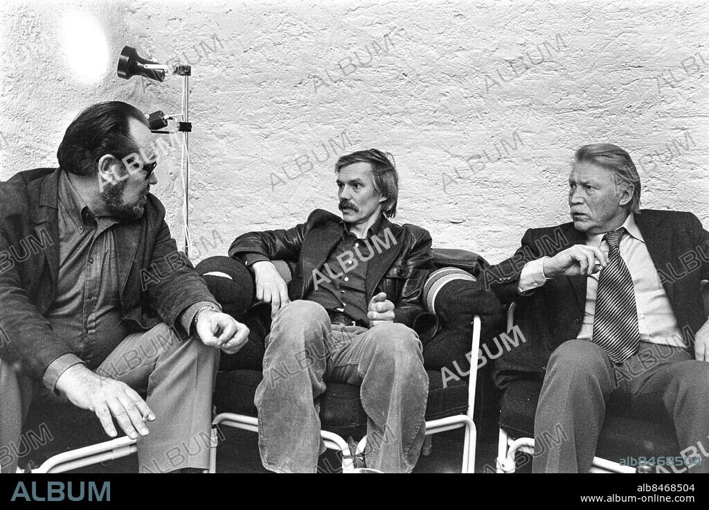 1973-01-09.. Reportage inför DET BLÅ HOTELLET. TV-film efter en novell av Stephen Crane med manus och regi av Stanislav Barabas.. Sänt under säsongen 1973.. Här ses från vänster regissören Stanislav Barabas samt skådespelarna Per Oscarsson och Hans Christian Blech.. Foto: Bo-Aje Mellin / RiR / SVT / Kod: 5600. Bild och notis publ. i RiR 5/73 sid. 2.. RiR 20724 sv/v neg   . Trio TV2-teatern.