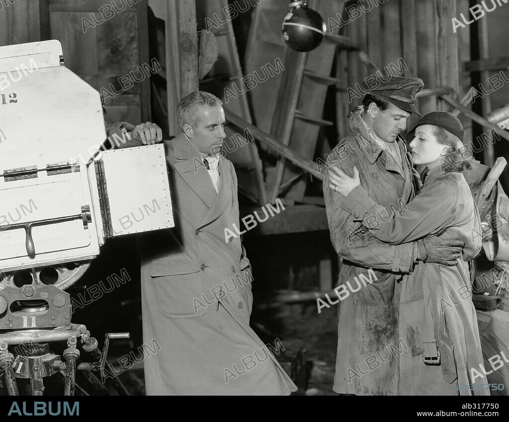 GARY COOPER, HOWARD HAWKS y JOAN CRAWFORD en VIVIMOS HOY, 1933 (TODAY WE LIVE), dirigida por HOWARD HAWKS. Copyright M.G.M.
