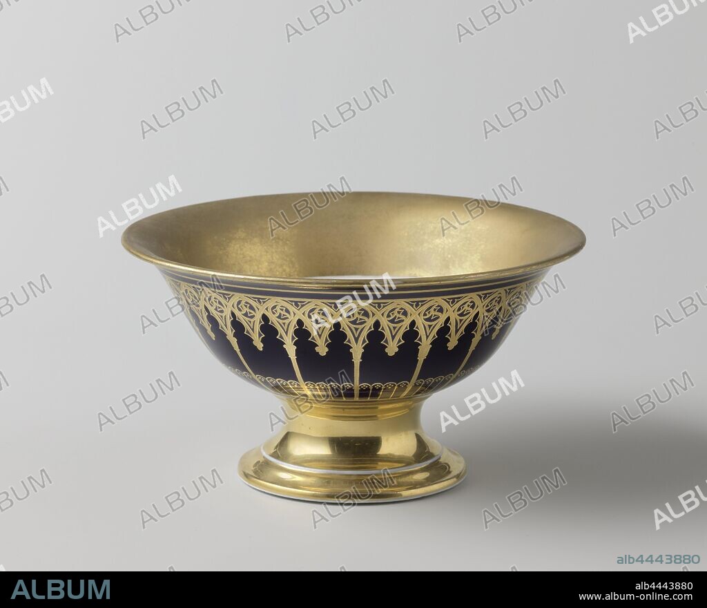 Cup with a gothic arcade decoration, Bowl (sink) of porcelain on a high, spreading base, painted in underglaze blue and on the glaze gold. The outer wall with a gothic arch decoration against a blue background. The foot, the rim and half of the inner wall are covered with gold. Concentric circles on the bottom., Perche, Saint-Yrieix-la-Perche, c. 1800 - c. 1899, porcelain (material), glaze, cobalt (mineral), gold (metal), vitrification, h 12 cm d 22.5 cm d 11.3 cm.