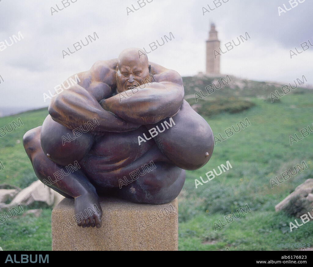 RAMÓN CONDE. ESCULTURA EN BRONCE DE CARONTE CON LA TORRE DE HERCULES AL FONFO.