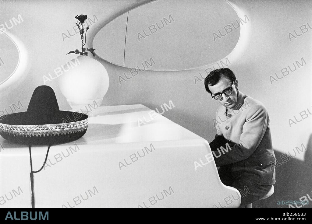 WOODY ALLEN in CASINO ROYALE, 1967, directed by JOHN HUSTON, KEN HUGHES, ROBERT PARRISH and VAL GUEST. Copyright COLUMBIA/FAMOUS ARTISTS.