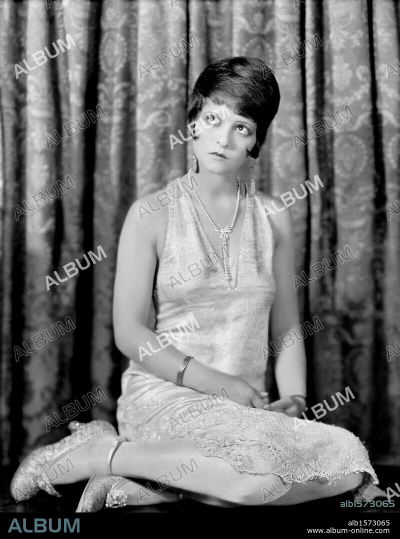 CLARA BOW en LA CHICA DE LA NOCHE DEL SABADO, 1929 (THE SATURDAY NIGHT KID), dirigida por A. EDWARD SUTHERLAND. Copyright PARAMOUNT PICTURES.
