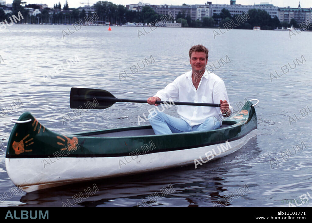 The Oliver Geissen Show From today, OLIVER GEISSEN, as successor to Ilona Christen, will take over the role of the "locomotive" for the afternoon talk on RTL. Photo: OLIVER GEISSEN paddles a canoe across the Alster in Hamburg. / Headline: THE OLIVER GEISSEN SHOW.