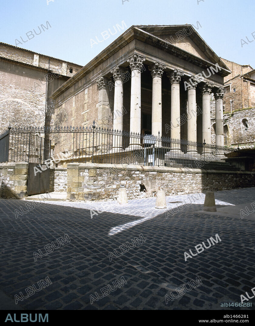 ARTE ROMANO. ESPAÑA. TEMPLO ROMANO DE VIC (ss. II-III). Asentado sobre un podio elevado, con un pórtico de columnas que anteceden a la "naos" o celda. De tipo "seudoperíptero". Comarca de Osona. Provincia de Barcelona. Cataluña.