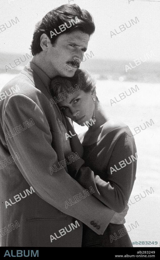 JULIA ROBERTS and PATRICK BERGIN in SLEEPING WITH THE ENEMY, 1991, directed by JOSEPH RUBEN. Copyright 20TH CENTURY FOX.