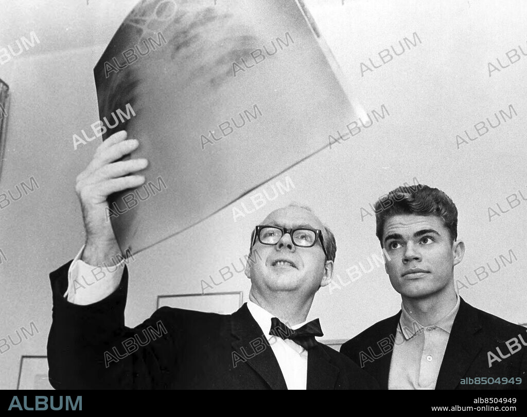 1964-11-10. Vila-lugn-avkoppling - det är vad din rygg behöver! Fotbollsdoktorn Sten-Otto Liljedahl kunde via röntgenplåtar ge Roger Magnusson lugnande besked: Om tre veckor är du fit for fight igen. Men Roger måste ändå skrinlägga planerna på en ny Brasilien-resa.. Foto: Jan Delden / Expressen / TT / Kod: 10. ** AFTONBLADET OUT **.