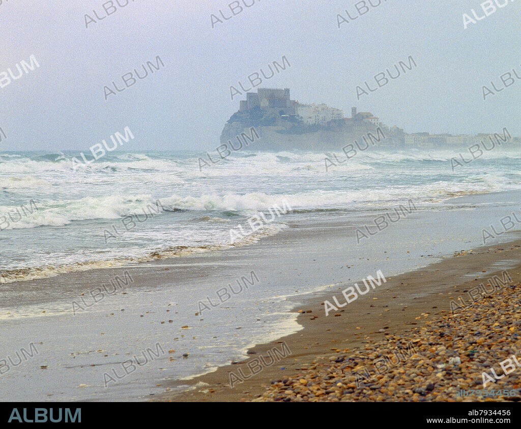 MAR EN TORMENTA CON EL CASTILLO DE PEÑISCOLA AL FONDO (FOTO SIMILAR CON BUEN TIEMPO Nº143908) - FOTO AÑOS 90 -.