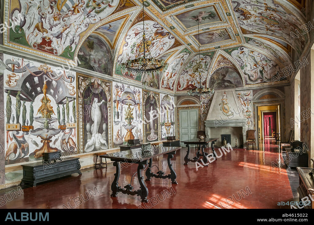 Parma, Soragna, Rocca Meli Lupi: Sala Baglione. La sala del Baglione, o delle grottesche , è detta così perché fu affrescata dal pittore cremonese Cesare Baglione (sec. XVI), che trovò la sua espressione artistica più efficace nella rappresentazione delle cosiddette grottesche, un particolare genere di ornati ispirato alle decorazioni pompeiane. Gli affreschi sono perfettamente conservati e sono molto interessanti soprattutto per l'estrema originalità dell'espressione pittorica. Al centro della volta lo stemma dei Farnese e dei Duchi di Parma e Piacenza; nelle lunette si possono osservare invece dei paesaggi di buona fattura.