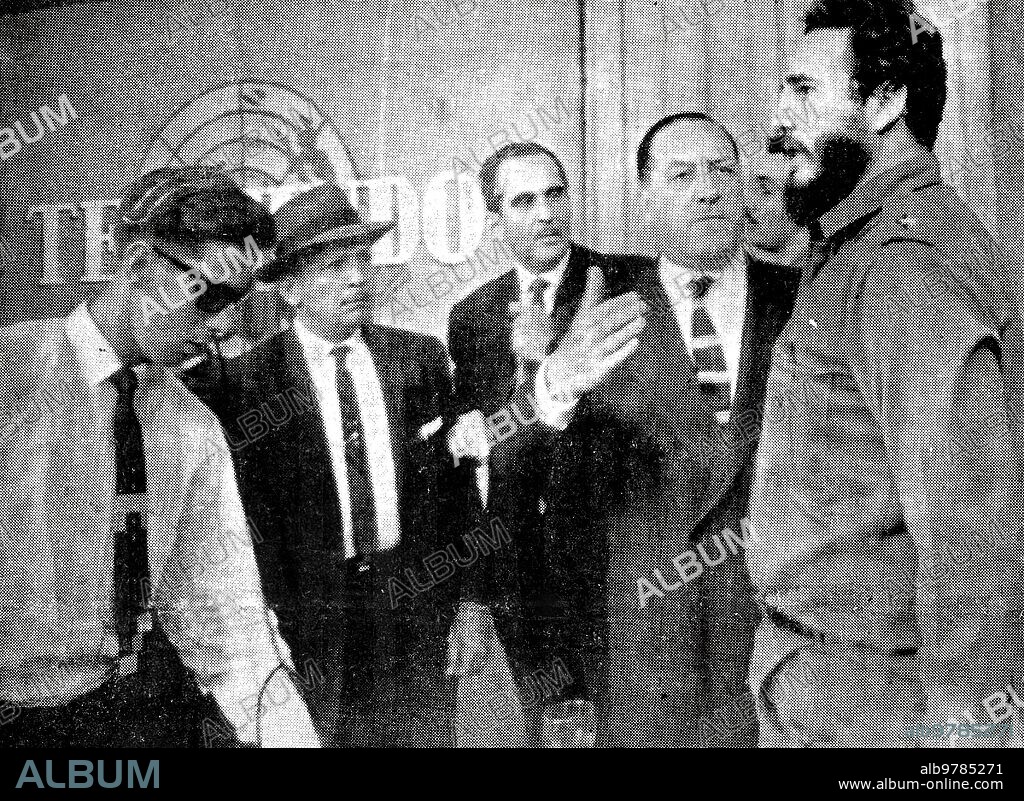 Cuba, 21/01/1960. Incidente en la televisión cubana. El embajador español desmiente las afirmaciones de Castro en el mismo estudio de televisión. En la imagen, podemos ver la entrada del embajador de España en la televisión cubana. El señor Lojendio, que lo escuchaba desde su domicilio, acudió al estudio para rebatir firme y resultamente las afirmaciones de Fidel Castro.
