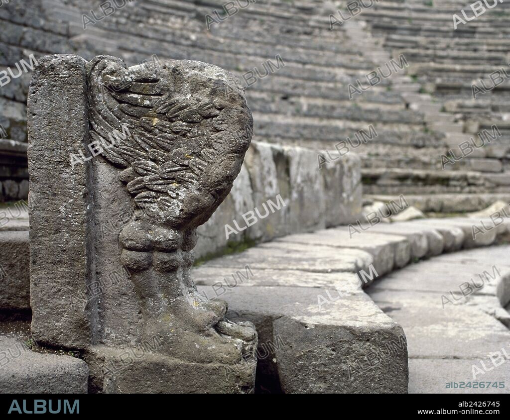 ARTE ROMANO. ITALIA. Detalle escultórico de un grifo alado que decoraba los asientos destinados a los "decuriones" de la "IMA CAVEA". ODEON o PEQUEÑO TEATRO (siglo I d. C.). POMPEYA. La Campania.