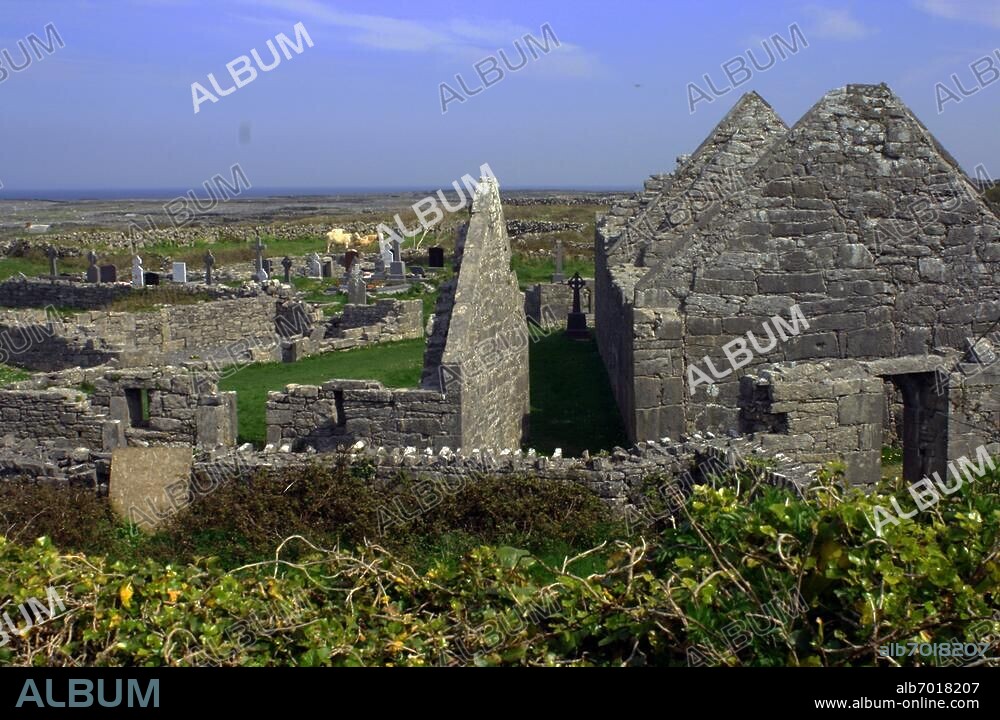 Irland, Co. Galway, Aran-Inseln, Inishmore: Na Seacht dTeampaill (The Seven Churches), 8. Jh. - 13. Jh. n. Chr.; dieser größte Klosterkomplex auf den Aran-Inseln war vom 8. bis zum 13. Jh. in Funktion. Der Name "Sieben Kirchen" stammt vermutlich aus der Ableitung des Pilgerwegs in Rom, der zu den sieben Titularkirchen führt. Neben den Kirchenbauten ist vor allem der Friedhof von Interesse, auf dem sich irische Kreuze und vor allem vier Grabsteine befinden, die die Anwesenheit "römischer" Mönche vielleicht schon im 8. oder 9. Jh. nahelegen. Eine Grabstein-Inschrift kann als "VII Romani" (sieben Römer) gelesen werden, ein weiterer Grabstein trägt die Aufschrift "Tomas AP", was mit "Apostel Thomas" übersetzt werden könnte, aber vermutlich einen frühen "Abt Thomas" meint. Ein weiterer Name für die Anlage ist Dísert Bhreacáin. Sie war ein bedeutendes Pilgerzentrum.