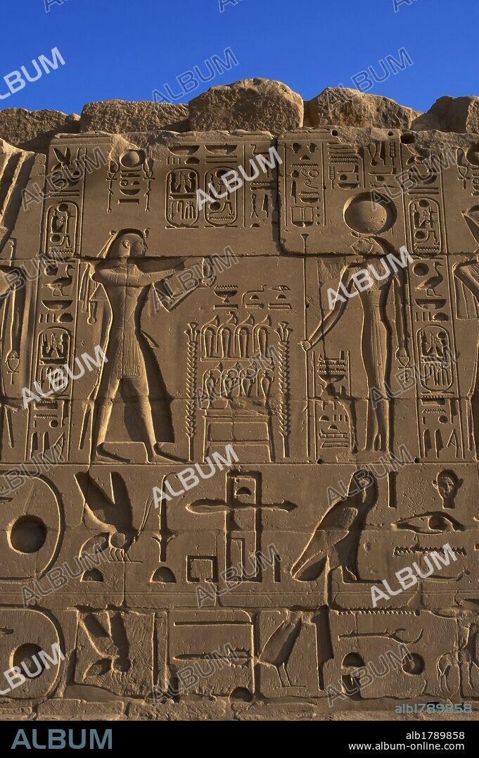 ARTE EGIPCIO. EGIPTO. Relieve con la representación del faraón RAMSES II (XIX Dinastía) realizando ofrendas a la diosa BASTET o BAST. Iconográficamente se la representa con la cabeza de gato o de león. Deidad de la música y de hogar. Relacionada con la diosa de la guerra SEKHMET. Templo de KARNAK. Noroeste de Luxor. Egipto.