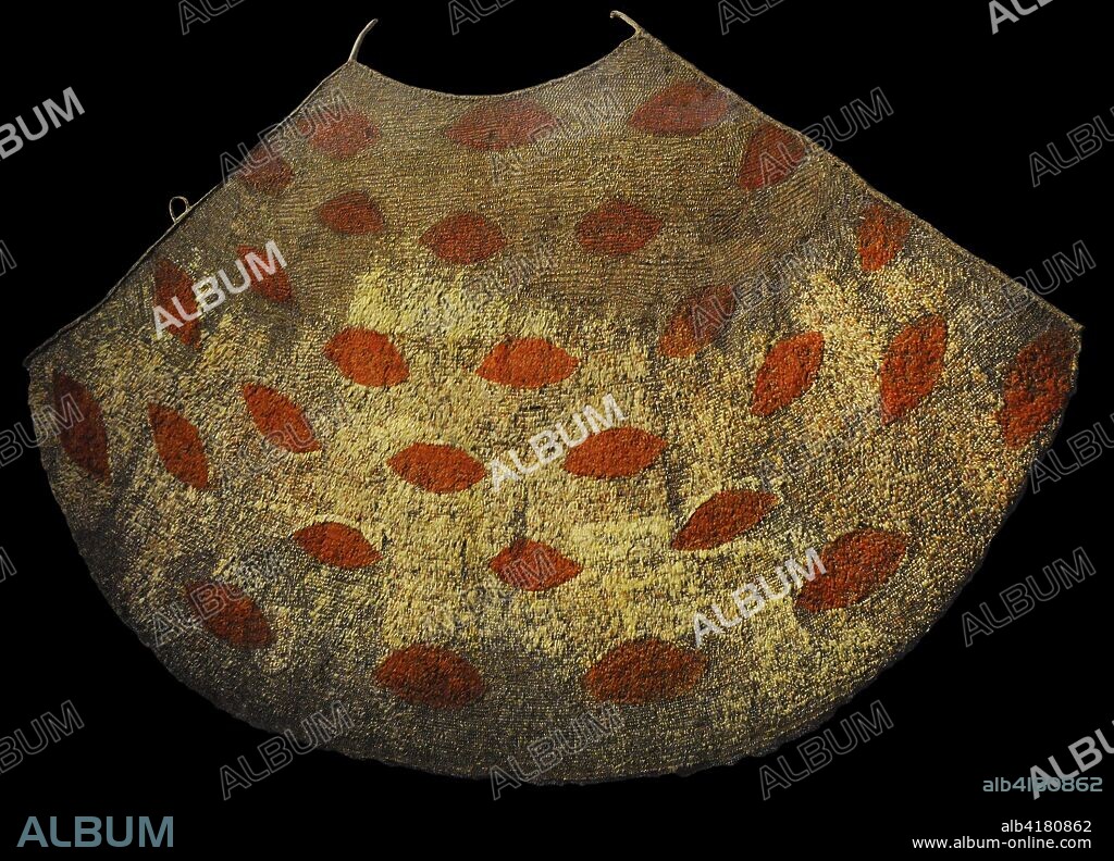 Capa empleada por los jefes de Hawai como símbolo de su elevado estatus social. Polinesia. Islas Hawai. Estados Unidos. Último tercio del siglo XVIII. Pluma y fibra vegetal. Museo de América. Madrid. España.