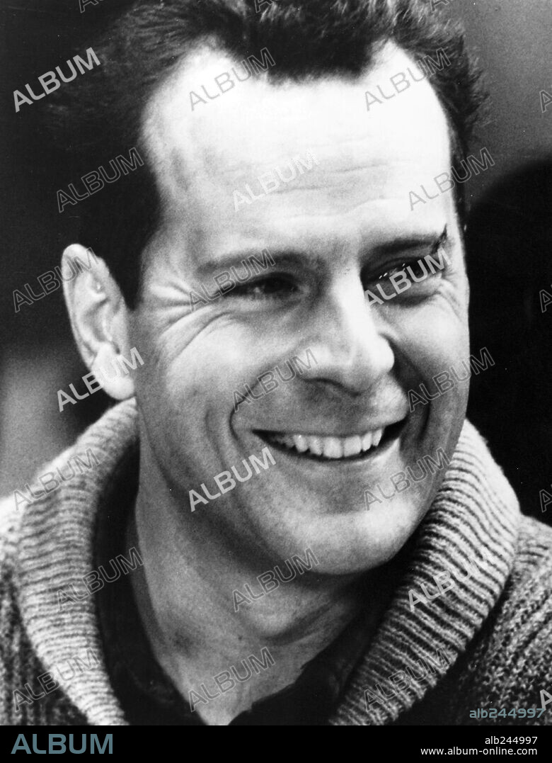 BRUCE WILLIS en JUNGLA 2: LA JUNGLA 2: ALERTA ROJA, 1990 (DIE HARD 2), dirigida por RENNY HARLIN. Copyright 20TH CENTURY FOX.