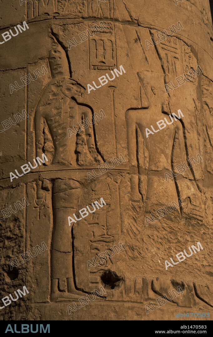 ARTE EGIPCIO. EGIPTO. Rellieve en uno de los muros del TEMPLO DE LUXOR. Aparecen representados: DIOSA SEJMET o SEKHMET, con cabeza de leona y el DIOS AMON. Imperio Nuevo. Antigua Tebas "Waset". Egipto.