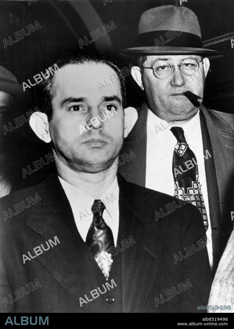 Orig. bildtext... WOULD-BE ASSASSIN OF TRUMAN ON TRIAL FOR LIFE Washington, D.C. Oscar Collazo, (left) Puerto Rican nationalist, on trial for first-degree murder of White House policeman Leslie Coffelt during the attempted assassination of president Truman on November 1st at the Blair House, is pictured in the custody of a deputy U.S. marshal at the close of the 2nd day of the trial at District Court, here. If convicted the death sentence is mandatory. Anm. Den 30 oktober 1950 startade nationalister i Puerto Rico en tre dagars revolt mot USA. Den 1 november försökte två nationalister döda den amerikanske presidenten Truman. Politisk opposition Mordförsök Nationalism Utstående öron Cigarrer CD617 persons: OSCAR COLLAZO;HARRY S TRUMAN* sites: PUERTO RICO*;WASHINGTON D C;USA.