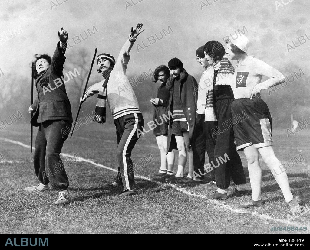 STORBRITANNIEN LONDON 1931-03-08. Orig. bildtext... SHOWING HOW IT IS DONE. Fraulein Martel Jacob, the brilliant young German field events exponent, has arrived in England, and she has promised to help our athletes in the art of javelin throwing. Photograph taken in Battersea Park this morning shows - Fraulein Jacob (extreme left) instructing some of our athletes from various clubs, in the art of javelin throwing. Foto: Photopress / AB Text & Bilder / SVT / Kod: 5600 Mapp: Damsport Spjutkastning I 219 C Martel Jacob (tv), tysk spjutkasterska, lär ut spjutkastning till engelska kvinnor i Battersea Park, London. Martel (Martha) Jacob, 1911-1976, tysk friidrottare. Lämnade Tyskland 1933. Åskådare persons: MARTEL JACOB sites: TYSKLAND*;STORBRITANNIEN;LONDON.