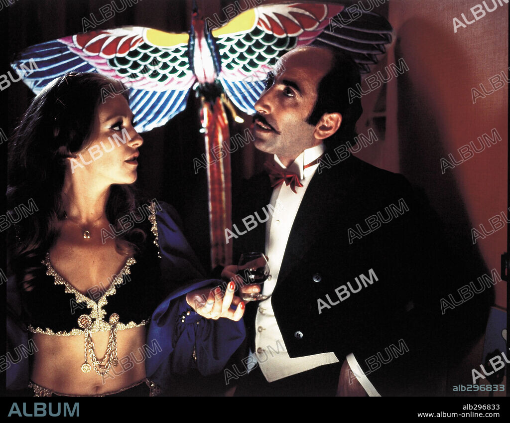 FELIX ROTAETA en QUE HACE UNA CHICA COMO TU EN UN SITIO COMO ESTE?, 1978, dirigida por FERNANDO COLOMO. Copyright SALAMANDRA.